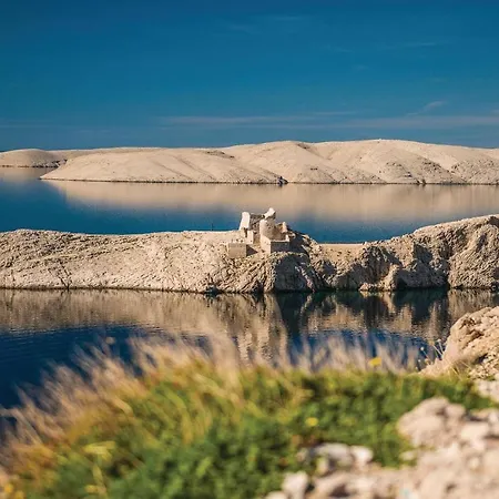 Apartment Gorgeous In Pag With House Sea View